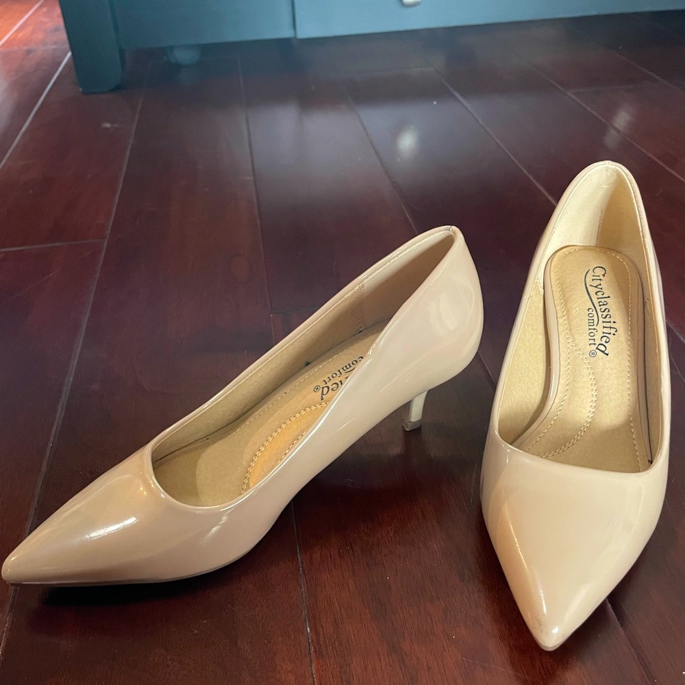 Classified Women's Cream Pumps